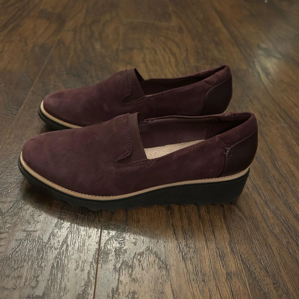 Clarks Women’s Sharon Dolly Purple slip-on wedge loafers in aubergine suede 6.5